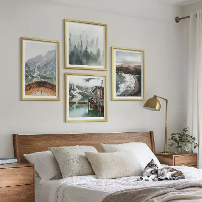 Ensemble de 4 tableaux représentant des montagnes, un lac, un bateau, du brouillard et une plage