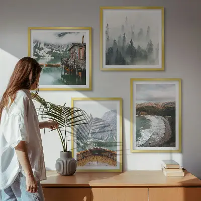 Ensemble de 4 tableaux représentant des montagnes, un lac, un bateau, du brouillard et une plage