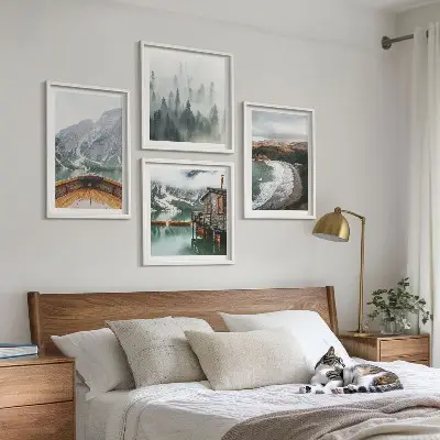 Ensemble de 4 tableaux représentant des montagnes, un lac, un bateau, du brouillard et une plage