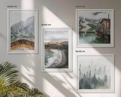 Ensemble de 4 tableaux représentant des montagnes, un lac, un bateau, du brouillard et une plage