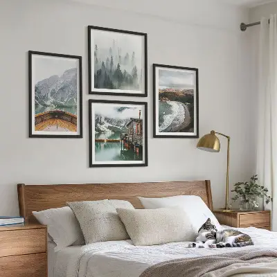 Ensemble de 4 tableaux représentant des montagnes, un lac, un bateau, du brouillard et une plage