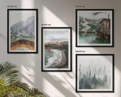 Ensemble de 4 tableaux représentant des montagnes, un lac, un bateau, du brouillard et une plage