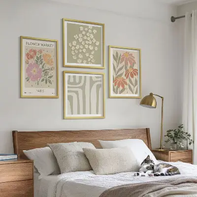 Mur de tableaux motifs botaniques au style minimaliste parisien