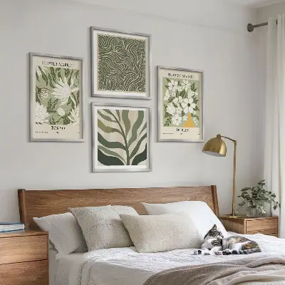 Mur de tableaux avec motifs végétaux et décorations bohèmes
