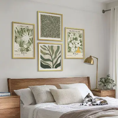 Mur de tableaux avec motifs végétaux et décorations bohèmes