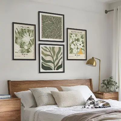 Mur de tableaux avec motifs végétaux et décorations bohèmes
