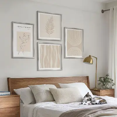 Mur de tableaux avec décorations bohèmes abstraites
