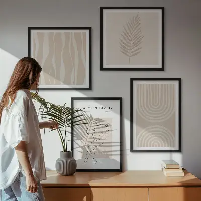 Mur de tableaux avec décorations bohèmes abstraites