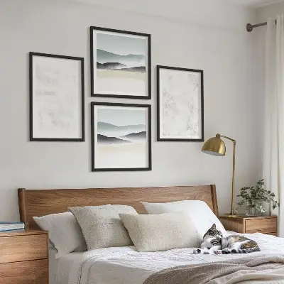 Mur de tableaux taches blanches sur fond de toile