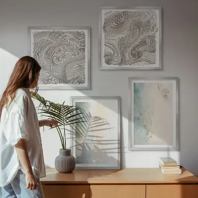 Mur de tableaux composé de cartons aquarelle délicats