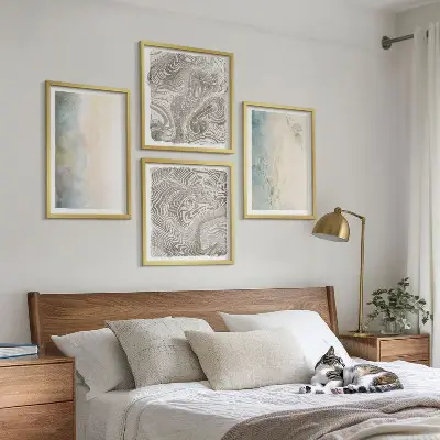 Mur de tableaux composé de cartons aquarelle délicats