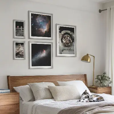 Ensemble de 5 tableaux représentant des astronautes atterrissant sur la Lune