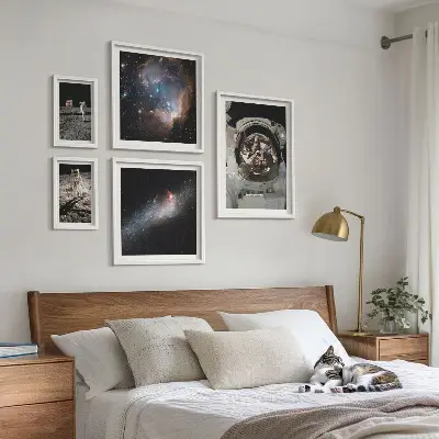 Ensemble de 5 tableaux représentant des astronautes atterrissant sur la Lune