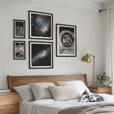 Ensemble de 5 tableaux représentant des astronautes atterrissant sur la Lune