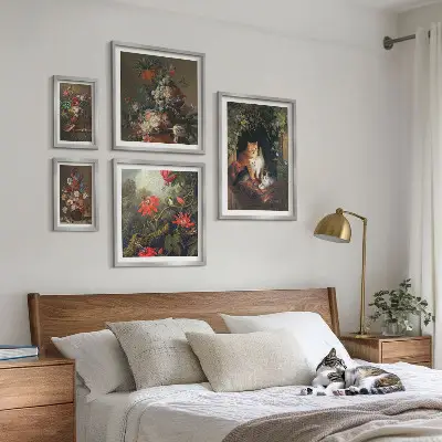 Ensemble de 5 tableaux représentant des chats à fleurs dans un style vintage