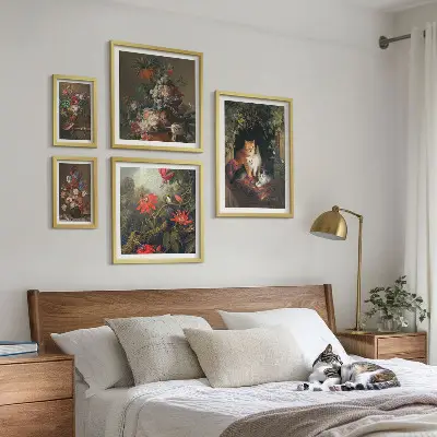 Ensemble de 5 tableaux représentant des chats à fleurs dans un style vintage