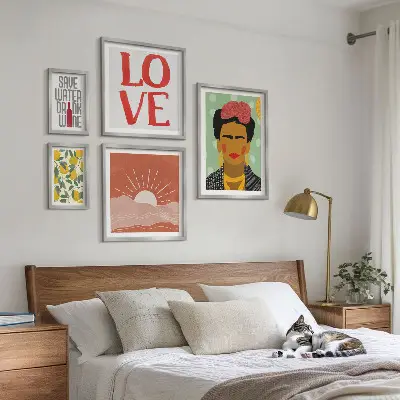 Lot de tableaux encadrés représentant une femme aux fleurs de style bohème