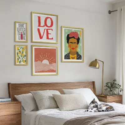 Lot de tableaux encadrés représentant une femme aux fleurs de style bohème