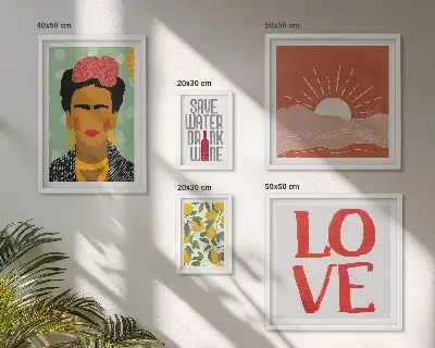 Lot de tableaux encadrés représentant une femme aux fleurs de style bohème