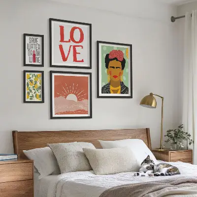 Lot de tableaux encadrés représentant une femme aux fleurs de style bohème