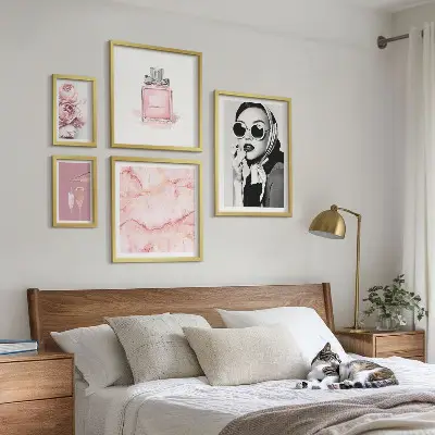 Lot de tableaux encadrés avec des touches élégantes de rose