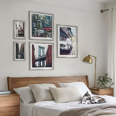 Ensemble de 5 tableaux représentant des voitures élégantes et de l'architecture urbaine