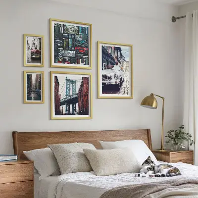 Ensemble de 5 tableaux représentant des voitures élégantes et de l'architecture urbaine