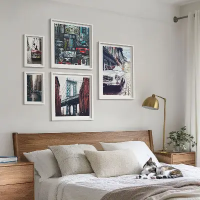 Ensemble de 5 tableaux représentant des voitures élégantes et de l'architecture urbaine