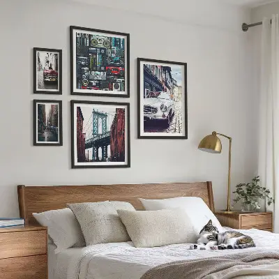 Ensemble de 5 tableaux représentant des voitures élégantes et de l'architecture urbaine
