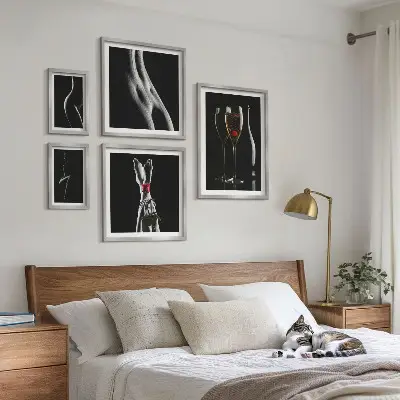 Lot de tableaux encadrés avec des accents modernes et élégants noirs et rouges