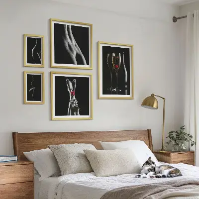 Lot de tableaux encadrés avec des accents modernes et élégants noirs et rouges