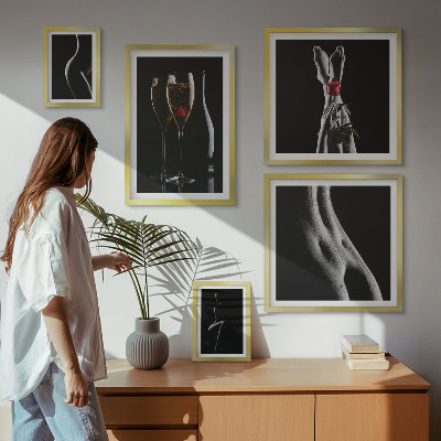 Lot de tableaux encadrés Des accents modernes et élégants, noirs et rouges.
