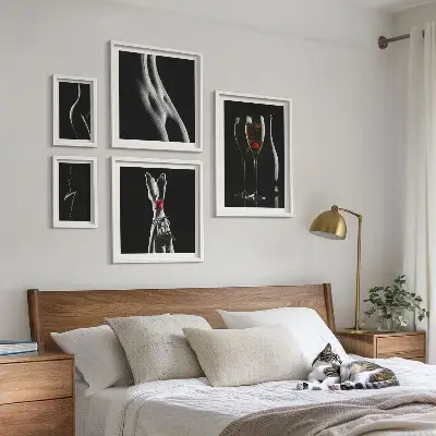 Lot de tableaux encadrés avec des accents modernes et élégants noirs et rouges
