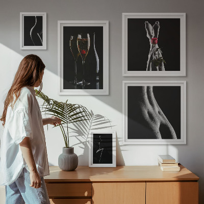 Lot de tableaux encadrés Des accents modernes et élégants, noirs et rouges.