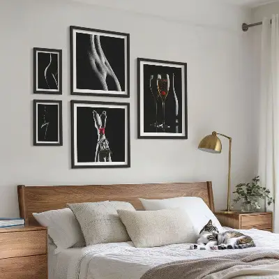 Lot de tableaux encadrés avec des accents modernes et élégants noirs et rouges