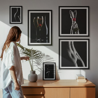 Lot de tableaux encadrés Des accents modernes et élégants, noirs et rouges.