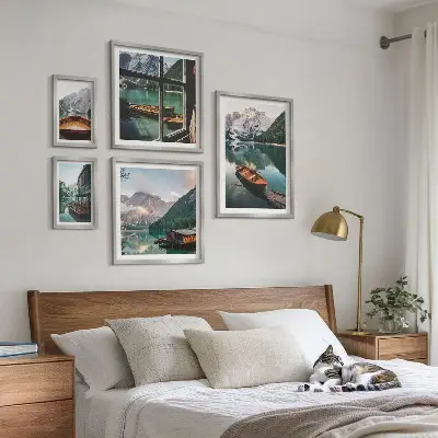 Ensemble de 5 tableaux représentant des lacs, montagnes, bateaux et paysages