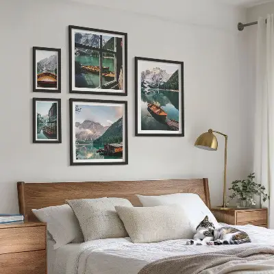 Ensemble de 5 tableaux représentant des lacs, montagnes, bateaux et paysages