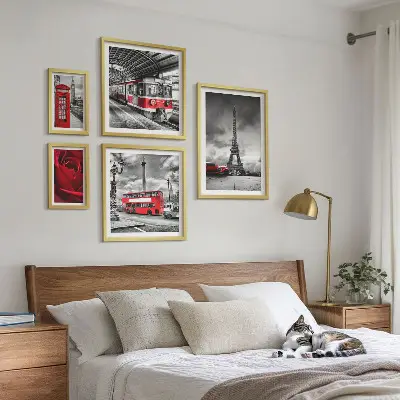 Tableau de décoration murale représentant des icônes architecturales et des véhicules