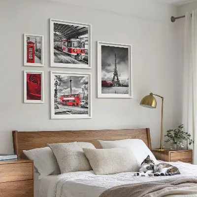 Tableau de décoration murale représentant des icônes architecturales et des véhicules