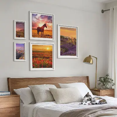 Lot de tableaux encadrés représentant des paysages naturels avec des chevaux et des fleurs