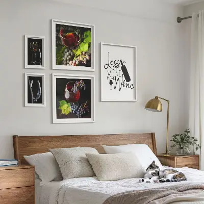 Ensemble de 5 tableaux représentant des vins et accessoires élégants