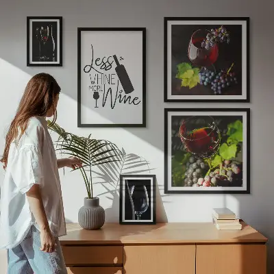 Ensemble de 5 tableaux représentant des vins et accessoires élégants