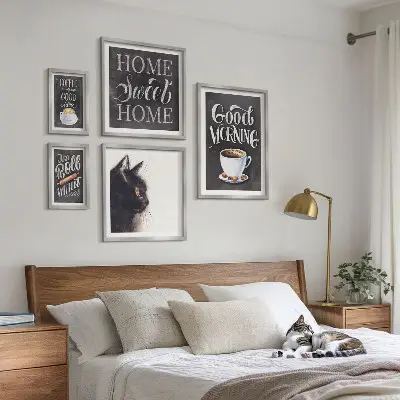 Ensemble de 5 tableaux à slogans positifs sur les chats dans un café