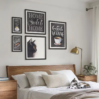 Ensemble de 5 tableaux à slogans positifs sur les chats dans un café
