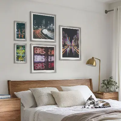 Ensemble de 5 tableaux ville moderne la nuit avec néons