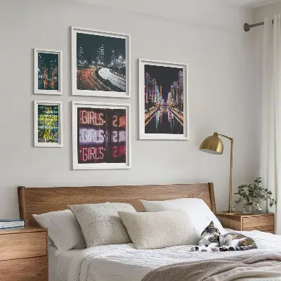 Ensemble de 5 tableaux ville moderne la nuit avec néons