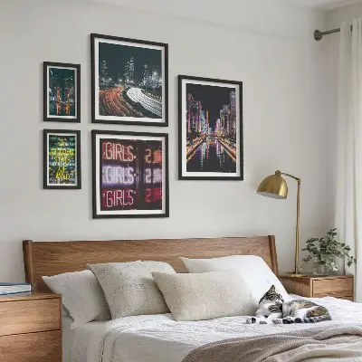 Ensemble de 5 tableaux ville moderne la nuit avec néons