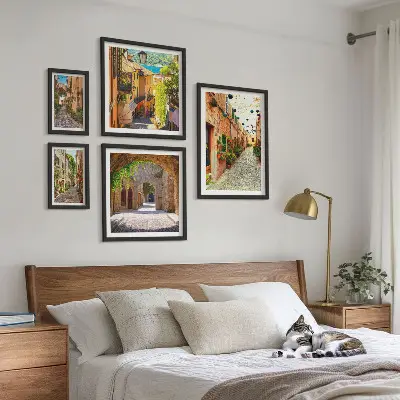 Lot de tableaux encadrés représentant les charmantes rues verdoyantes de la ville