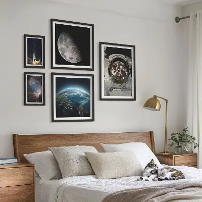 Lot de tableaux encadrés représentant les découvertes spatiales des astronautes
